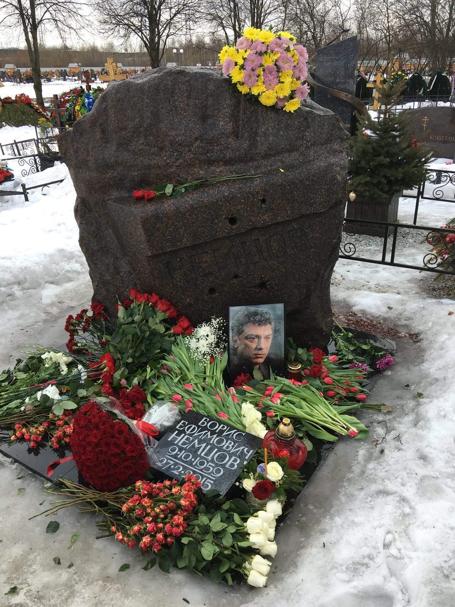 На каком кладбище похоронен немцов. Троекуровское кладбище Немцов. Могила Бориса Немцова. Троекуровское кладбище могила Немцова.